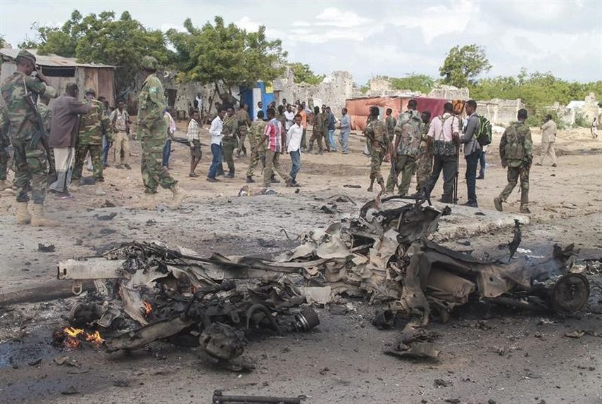 Restos de vehículos destrozados tras atentados del grupo terrorista Al-Shabab en Somalia. | EFE