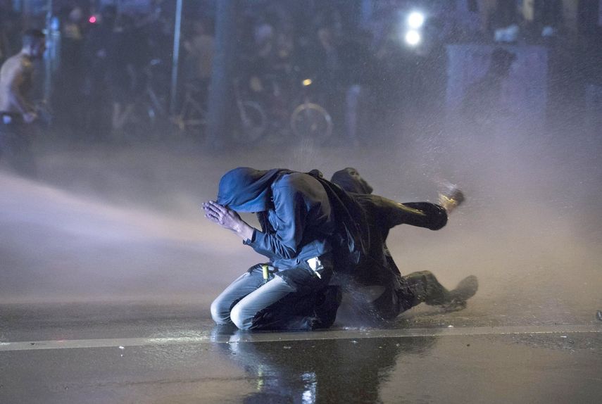 La policía alemana lanzó agua a los manifestantes.&nbsp;