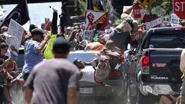 Fotografía fechada el 12 de agosto de 2017 de un vehículo que se lanza contra un grupo de personas que protestaba por un mitin de nacionalistas blancos en Charlottesville, Virginia.