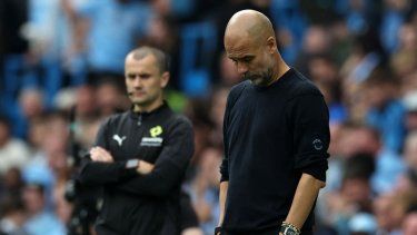 El entrenador español del Manchester City, Pep Guardiola (D), reacciona durante el partido de fútbol de la Premier League inglesa entre el Manchester City y el Tottenham Hotspur en el Etihad Stadium en Manchester, noroeste de Inglaterra, el 23 de agosto de 2025. El Tottenham ganó el partido 2-0. 