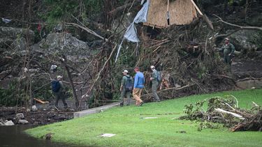 Rescatistas buscan a personas desaparecidas en medio de los escombros causados por las inundaciones en Texas, que han dejado al menos 109 fallecidos y 168 desaparecidos.&nbsp;