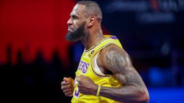 El jugador de los Lakers de Los Ángeles, LeBron James (23), reacciona tras un enceste ante los Pacers de Indiana en la final de la Copa NBA, el sábado 9 de diciembre de 2023, en Las Vegas.