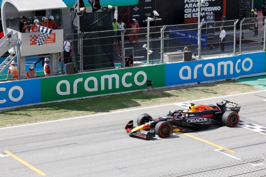 El piloto holandés de Red Bull, Max Verstappen, cruza la meta en el primer puesto en el Gran Premio de España de la Fórmula 1 en el Circuito Barcelona-Cataluña em Montmeló, el 23 de junio del 2024.