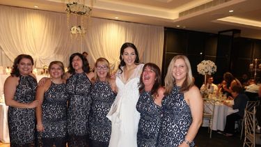 La novia junto a sus invitadas que vistieron igual,&nbsp;