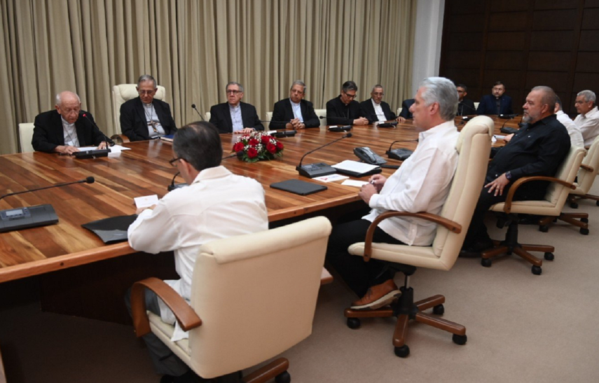 Representantes del régimen de Cuba reunidos con miembros de la Conferencia de Obispos, el 26 de abril de 2023 en La Habana.
