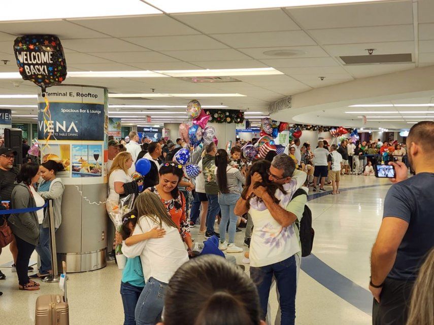 Una familia cubana en un emotivo abrazo en el aeropuerto de Miami. El reencuentro ha sido en Navidad y a través del parole humanitario que beneficia a ciudadanos de Venezuela, Nicaragua, Haití y Cuba. 