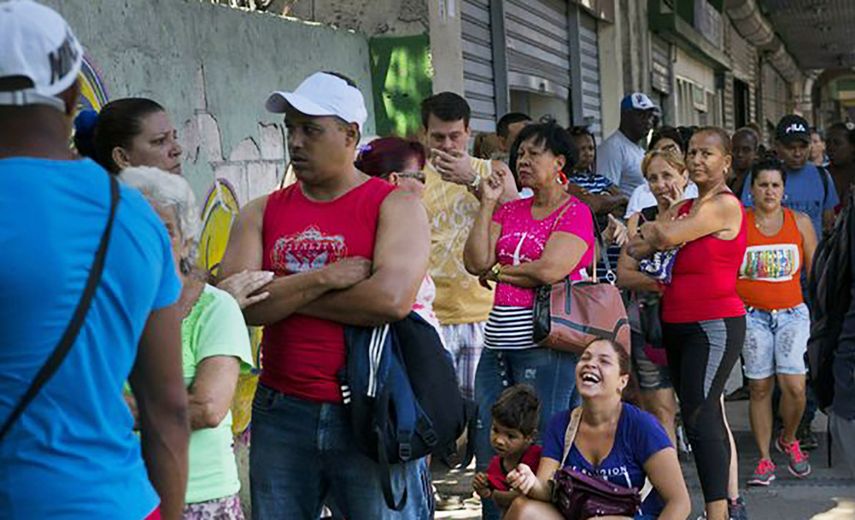 Habaneros hacen fila para comprar alimentos.