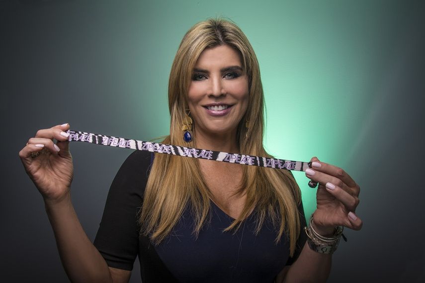 La empresaria y abogada Ana Quincoces muestra su creación&nbsp;Zipeaze.&nbsp;