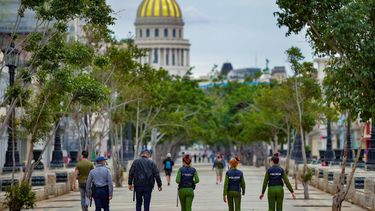 Agentes de policía caminan por la calle El Paseo del Prado en La Habana. 