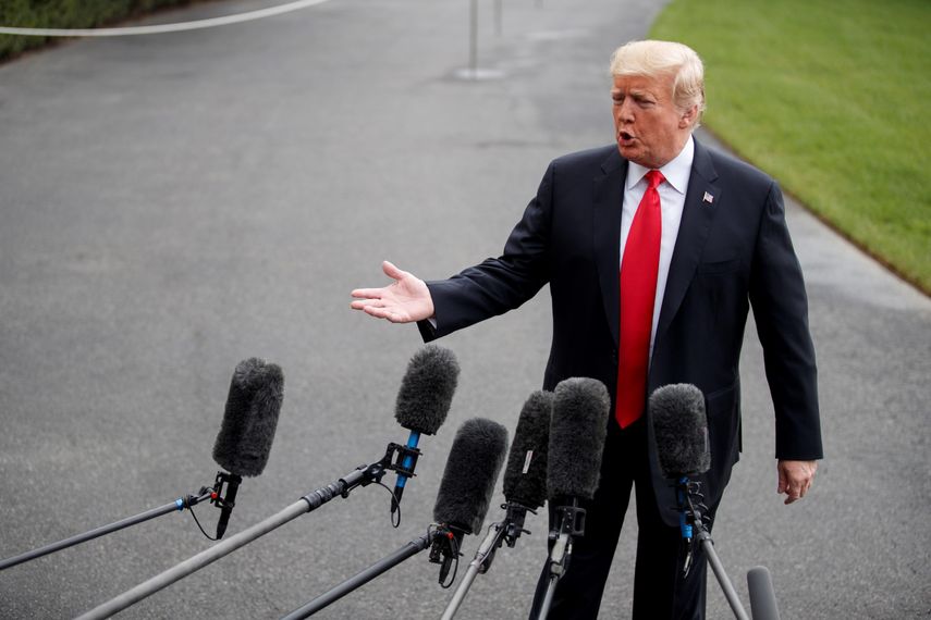 Donald&nbsp;Trump se&nbsp;reúne con su&nbsp;vicefiscal&nbsp;general, Rod Rosenstein, en el avión presidencial Air Force One entre rumores sobre su posible salida del Gobierno, aunque el mandatario aseguró que no&nbsp;prevé despedirle.