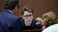 La jueza Penney Azcarate habla con Ben Chew (izquierda), el abogado de Johnny Depp, y Elaine Bredehoft (derecha), la abogada de Amber Heard, durante el juicio en el Tribunal de Circuito del Condado de Fairfax en Fairfax, Virginia, el 3 de mayo de 2022.