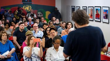 Activistas que se llaman a sí mismos Colectivo de Protección Civil de la Embajada, se oponen a la entrega&nbsp; de edificios diplomáticos a los funcionarios designados por el presidente encargado Juan Guaidó.