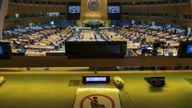 Un asiento, con un cartel que impide sentarse en él por las restricciones contra el coronavirus, en la 76ta Asamblea General de Naciones Unidas durante la intervención del presidente de República Democrática del Congo, Felix Tshisekedi, el 21 de septiembre de 2021, en Nueva York.