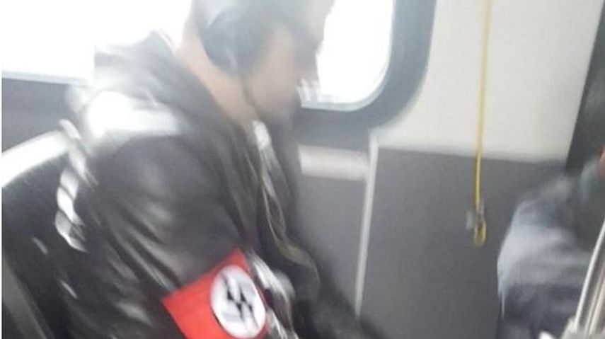 El neonazi viajaba en un autobús en Seattle.
