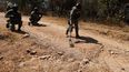 Soldados del ejército mexicano demuestran una búsqueda de minas antipersonales durante una presentación ante los medios cerca de Naranjo de Chila en el municipio de Aguililla, estado de Michoacán, México