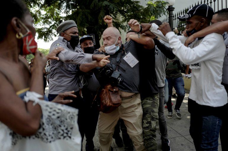 El fotógrafo de AP, el español Ramón Espinosa, es atacado por la policía mientras cubría una manifestación contra  el régimen cubano el 11 de julio de 2021.    