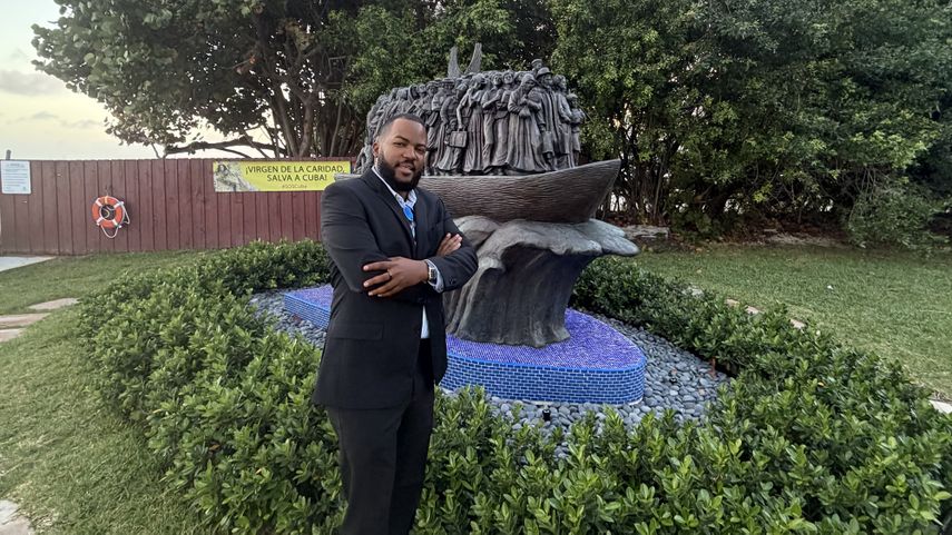 El sacerdote cubano Juan Lázaro Vélez.