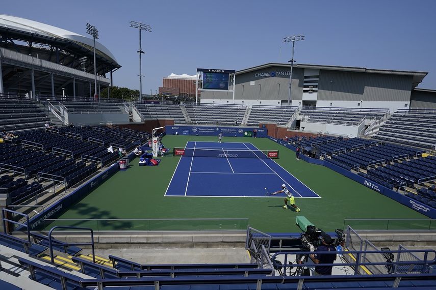 Karen Khachanov devuelve un tiro de Roberto Bautista Agut en un estadio vac&iacute;o durante la tercera ronda del Abierto Western & Southern, el martes 25 de agosto de 2020, en Nueva York.&nbsp;