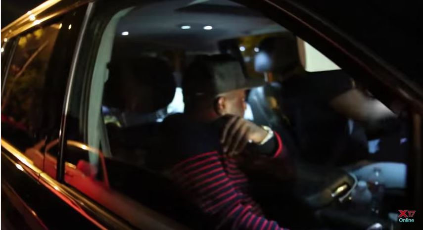 Chris Brown en el automóvil que lo esperaba en las afueras de la discoteca de Los Ángeles. (YOUTUBE)