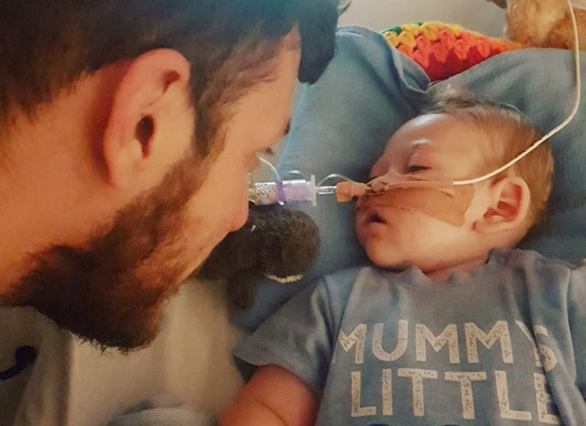 Imagen del bebé británico Charlie Gard, junto a su padre, tomada de la página de Facebook&nbsp;Charlie Gard #charliesfight.