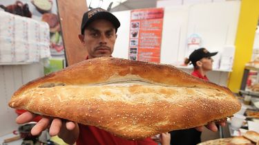 Un trabajador muestra un pan para elaborar una torta durante la inauguración de la 14ª Feria de la Torta, en Ciudad de México.