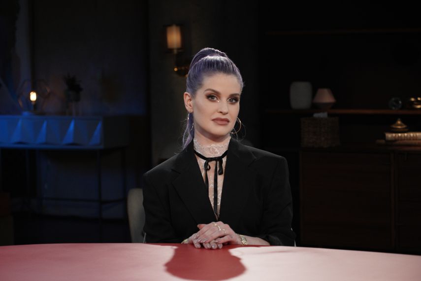 En esta imagen difundida por Red Table Talk, la presentadora de TV Kelly Osbourne, quien aparecerá el miércoles 2 de junio de 2021 en un episodio del programa de Facebook Watch para hablar de su adicción a las drogas y el alcohol.&nbsp;