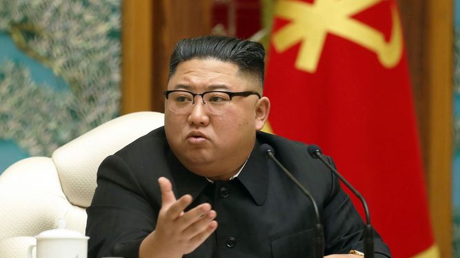 En esta imagen de archivo, distribuida el 15 de noviembre de 2020 por el régimen de Corea del Norte, el líder norcoreano, Kim Jong Un, asiste a una reunión del politburó del gobernante Partido de los Trabajadores, en Pyongyang, Corea del Norte.&nbsp;
