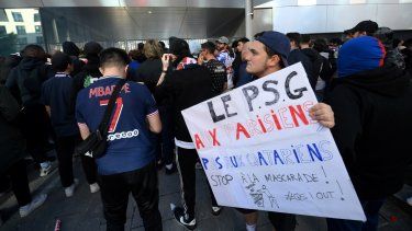 Fanáticos del PSG protestan las últimas presentaciones del equipo con cánticos en contra de Lionel Messi y Neymar