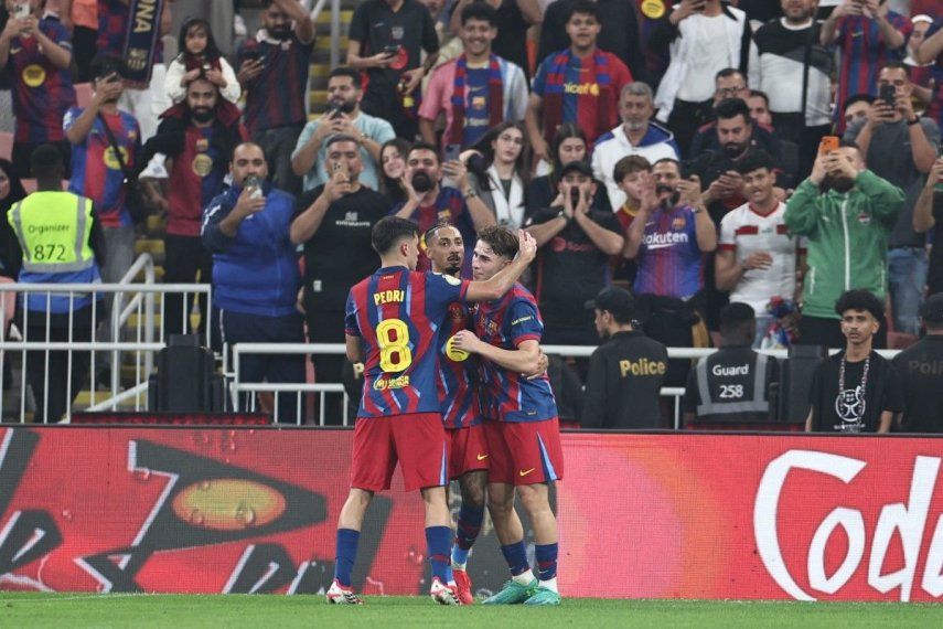 El centrocampista español del Barcelona, Fermín López (D), celebra con sus compañeros tras anotar el segundo gol de su equipo durante la semifinal de la Supercopa de España entre la tropa azulgrana y el Athletic Bilbao en la Ciudad Deportiva Rey Abdullah en Yeddah, el 7 de enero de 2026.&nbsp;