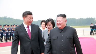 Fotografía cedida por la Agencia Central Norcoreana de Noticias (KCNA) que muestra al líder de Corea del Norte, Kim Jong-Un (der.), durante la bienvenida al presidente chino, Xi Jinping, en su visita de estado a Pyongyang.