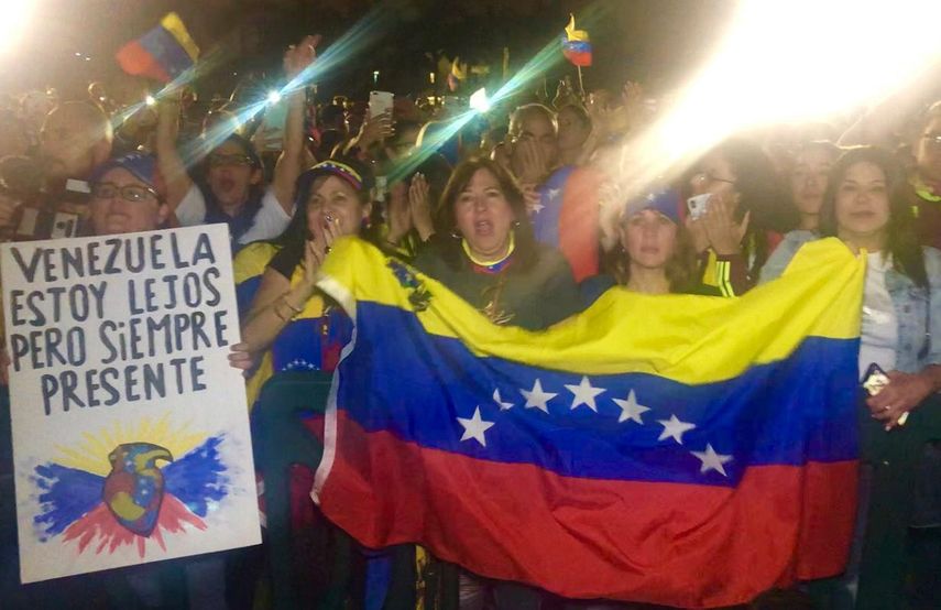Venezolanos en Doral protestan para exigir el regreso de la democracia en su país.