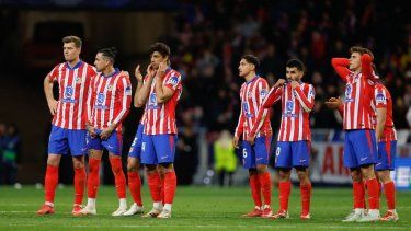 Jugadores del Atlético de Madrid reaccionan durante la tanda de penales contra el Real Madrid, el 12 de marzo de 2025.