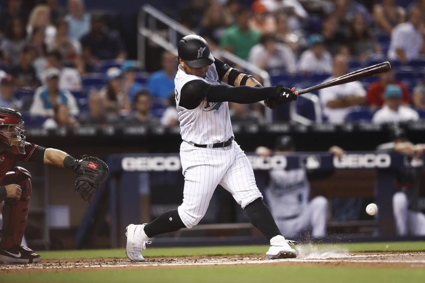 Miami se puso al frente 2-1 en la quinta entrada cuando la línea con dos outs en la pizarra del colombiano Ramírez se escapó del guante del jardinero izquierdo David Peralta, cuyo error permitió que Rojas anotara desde la primera base.