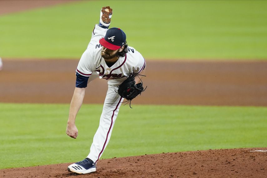 Ian Anderson, de los Bravos de Atlanta, hace un lanzamiento durante el segundo juego de la serie divisional de la Liga Nacional ante los Marlins de Miami, el mi&eacute;rcoles 7 de octubre de 2020