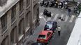Una persona yace en el pavimento luego del ataque a cuchillo perpetrado por un hombre en el centro de París.