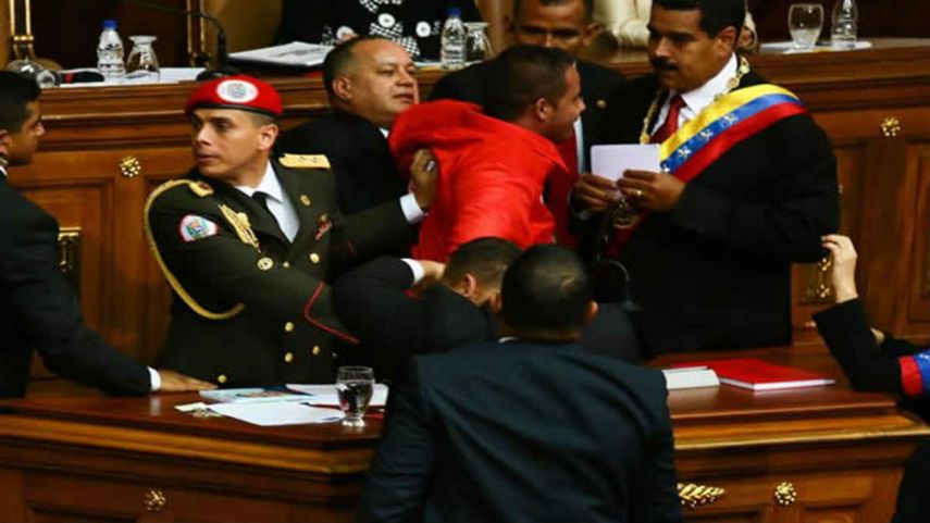 Momento en el que Yendri Sánchez González interrumpió el acto de juramentación de Nicolás Maduro, en 2013.