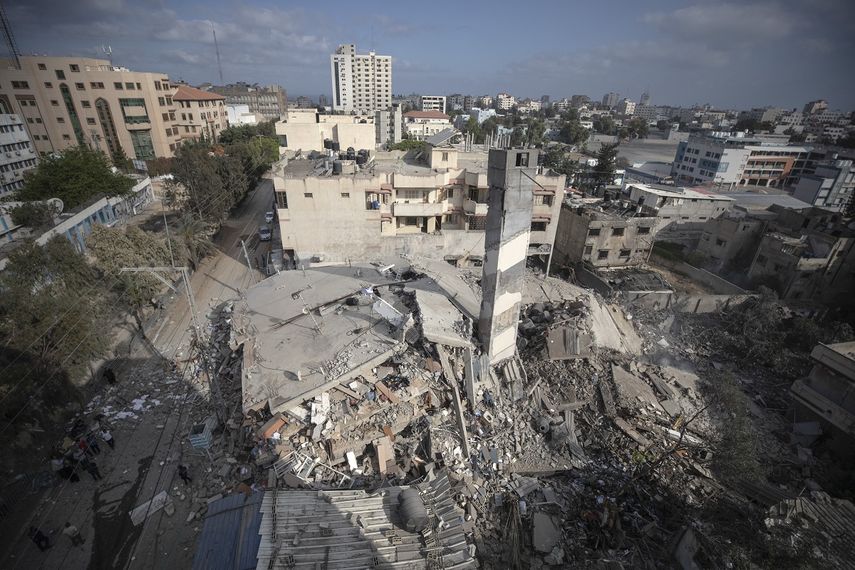 Una vista superior muestra los restos de un edificio de seis pisos que fue destruido por un ataque aéreo israelí temprano en la mañana, en la ciudad de Gaza, el martes 18 de mayo de 2021.&nbsp;&nbsp;