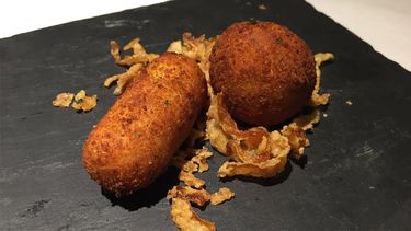 Sean hechas con jamón, bacalao u otro pescado, queso, pollo o espinaca de pescado, jamón o pollo, la señora croqueta no para de ser saboreada a diario.