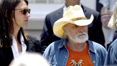 Dickey Betts, miembro fundador de Allman Brothers Band, sale del funeral de Gregg Allman en Snows Memorial Chapel, el 3 de junio de 2017, en Macon, Georgia.
