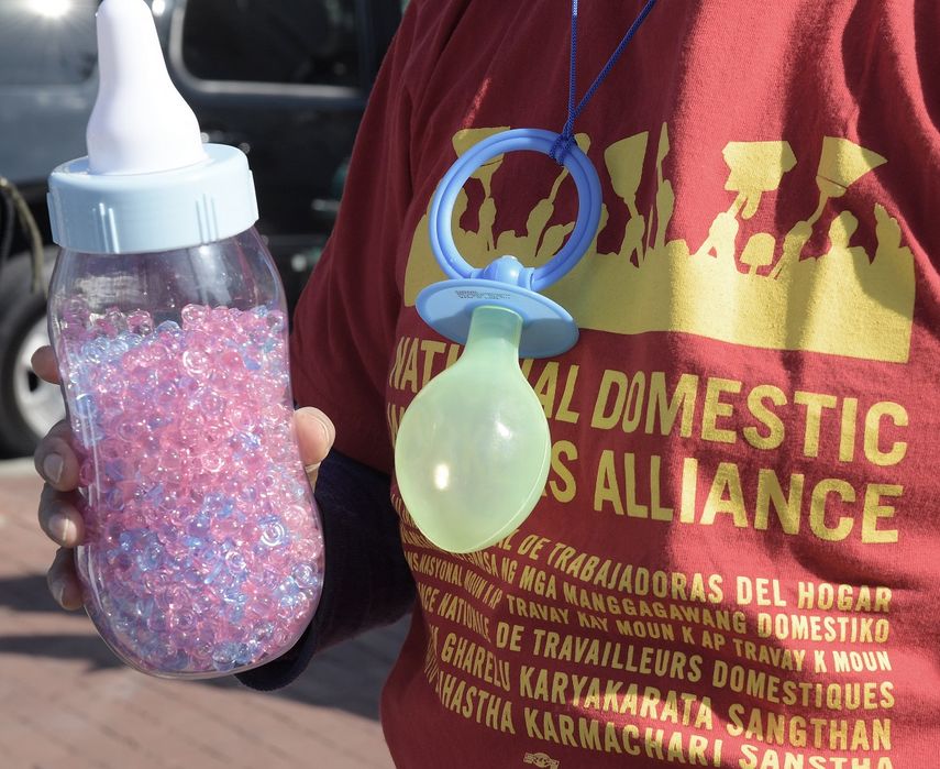 Una mujer perteneciente a un grupo de&nbsp;niñeras&nbsp;de la Alianza Nacional de Trabajadoras del Hogar participa en una manifestación por sus derechos en Washington.