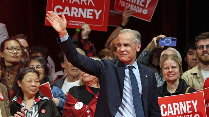 El primer ministro de Canadá y líder del Partido Liberal, Mark Carney, saluda a sus partidarios en una fiesta de la victoria en Ottawa, Ontario, el 29 de abril de 2025.&nbsp;