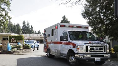 En esta foto del 12 de marzo de 2020, una ambulancia sale del Life Care Center en Kirkland, Washington, que ha estado en el centro del brote de COVID-19 en el estado. El coronavirus se propaga por todo el pa&iacute;s, lo que pone a las personas de edad especialmente en riesgo.&nbsp;