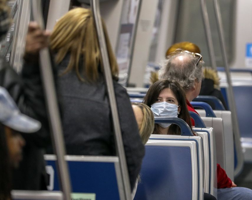 Una mujer lleva una mascarilla para protegerse de la epidemia de&nbsp;gripe en el Metro de Atlanta, en Georgia, EEUU.