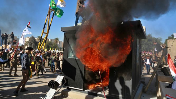 Manifestantes encienden una pira enfrente de la embajada de Estados Unidos en Bagdad, Irak, el martes 31 de diciembre de 2019.&nbsp;