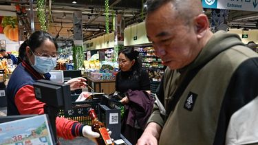 Clientes en un mercado en la ciudad de Pekín, China.