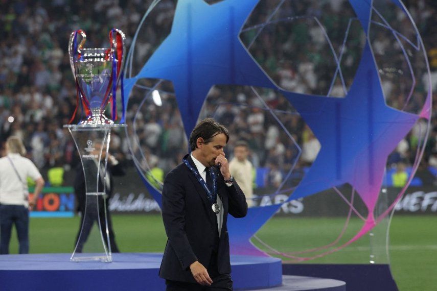 El entrenador italiano del Inter de Milán, Simone Inzaghi, reacciona al pasar junto al trofeo de la Liga de Campeones de la UEFA al final de la final de la Liga de Campeones de la UEFA entre el Paris Saint-Germain (PSG) y el Inter de Milán en Múnich, sur de Alemania, el 31 de mayo de 2025.&nbsp;