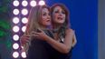 Gaby Spanic y Alicia Machado se abrazaron durante la transmisión de la Alfombra Roja de los Premios Latin Billboard 2021.&nbsp;