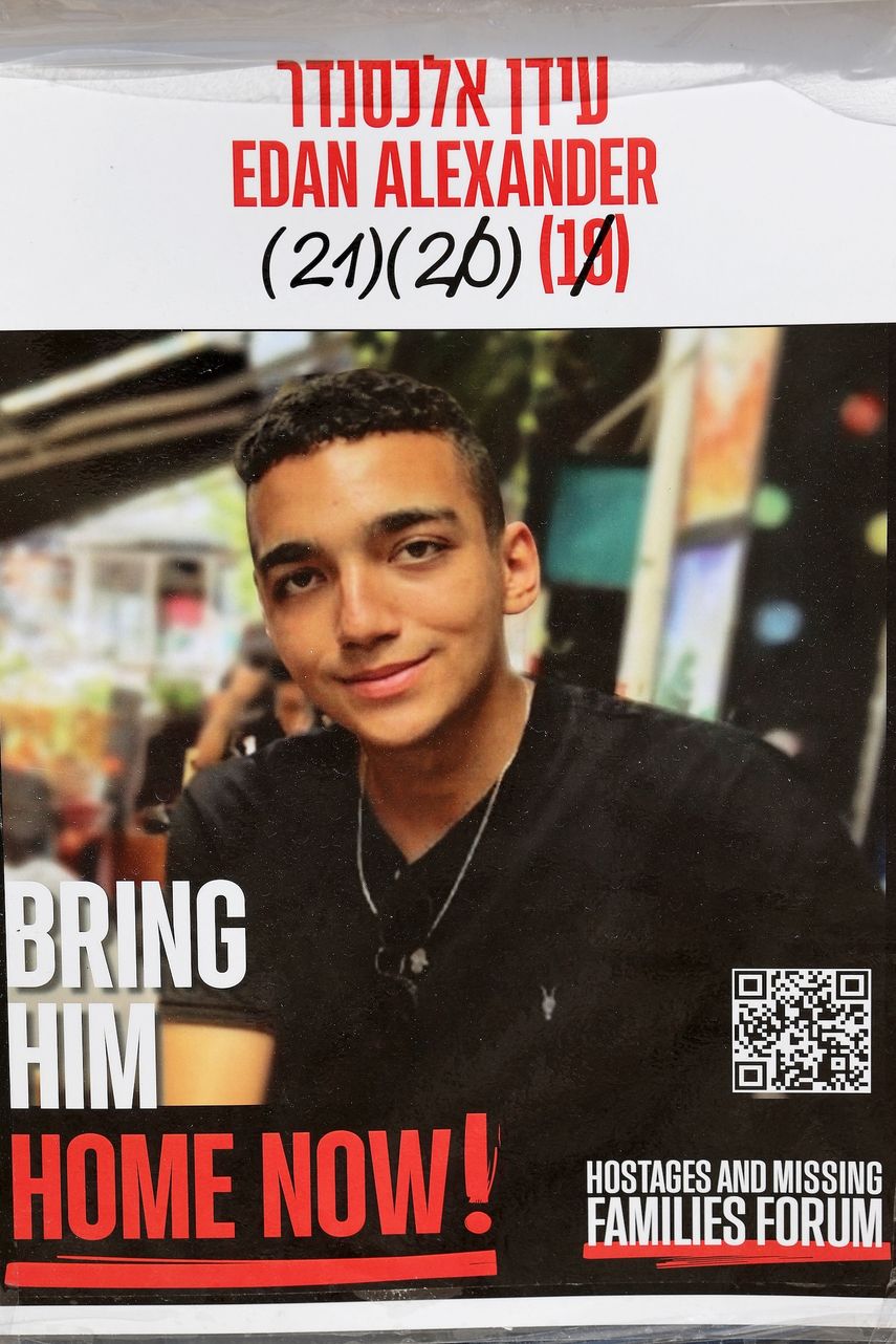 Esta fotografía, tomada el 21 de enero de 2025, muestra un cartel con el retrato del rehén israelí-estadounidense Edan Alexander, retenido en la Franja de Gaza desde los ataques del 7 de octubre de 2023 contra Israel perpetrados por militantes de Hamás.&nbsp;