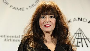 Ronnie Spector en la sala de prensa tras una presentación en la ceremonia de incorporación al Salón de la Fama del Rock and Roll el 15 de marzo de 2010 en Nueva York.