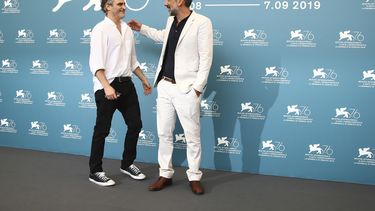 El actor Joaquin Phoenix, izquierda, y el director Todd Phillips posan  para las fotos en la presentación de la película Joker en el Festival  de Cine de Venecia, Italia, sábado 31 de agosto de 2019.&nbsp;